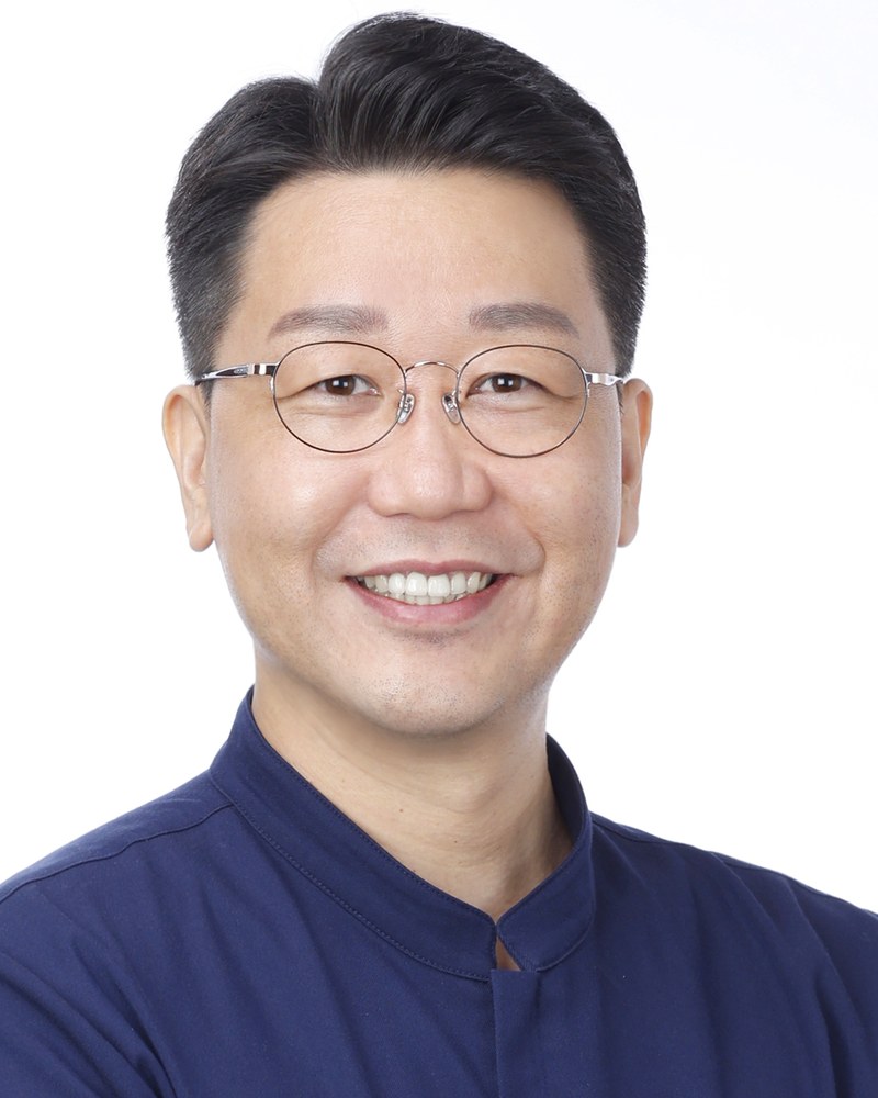 허지영 대표원장 — 짙은 남색 셔츠 차림